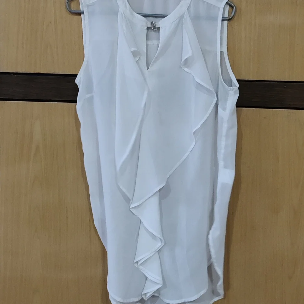 White top - Picture 1 of 4